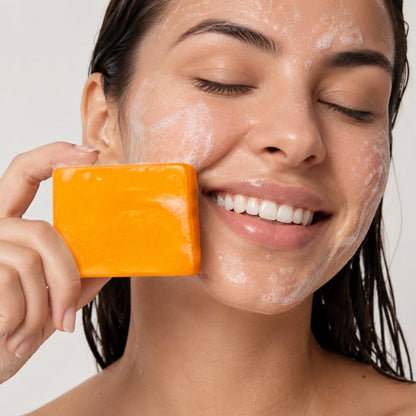 Mujer aplicando el Jabón con Kojic Acid SERUM 10